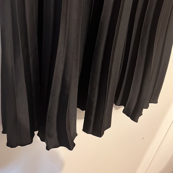 •pleated skirt• - Picture 2 of 3